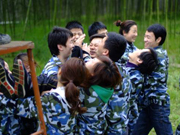 優(yōu)勝?lài)?guó)貿(mào)組織員工進(jìn)行戶(hù)外拓展活動(dòng)